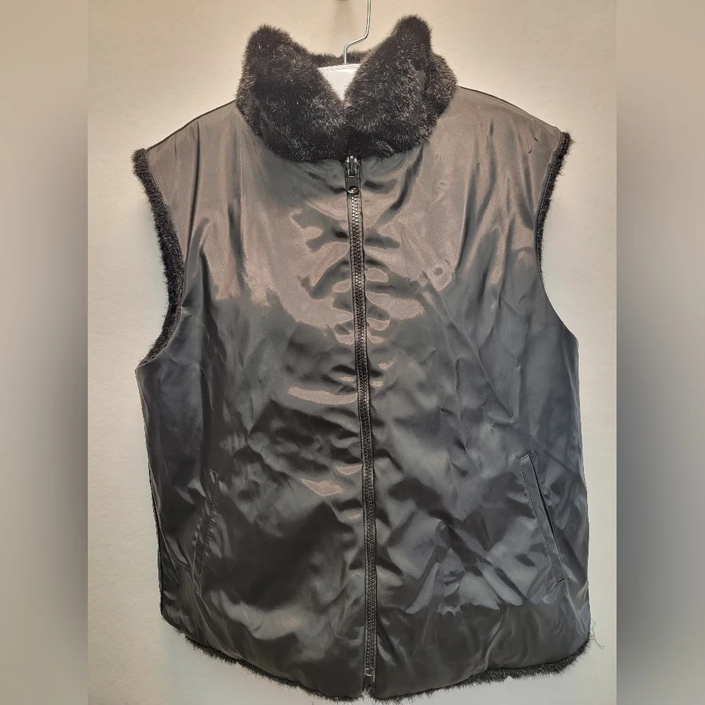 Reversible Black Faux Fur Vest Unbranded M/L Zipper closure slit pockets